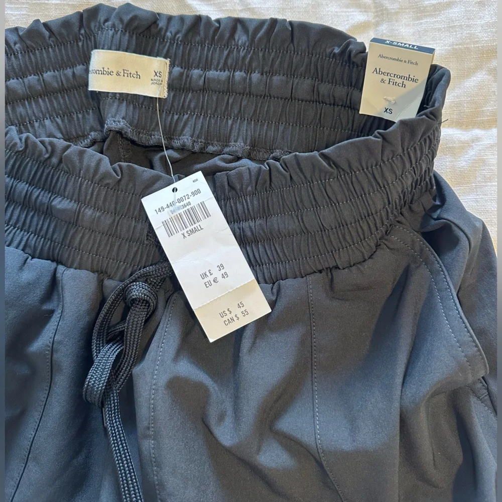 Abercrombie & Fitch Black High Waist Traveler Shorts - Picture 2 of 4